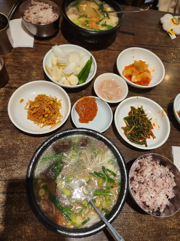 푸짐한 밑반찬과 돼지국밥