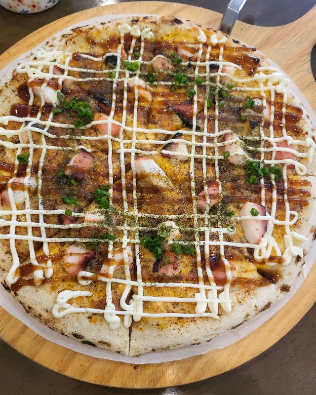 타코야끼 맛이 나는 독특한 문어 크림 피자