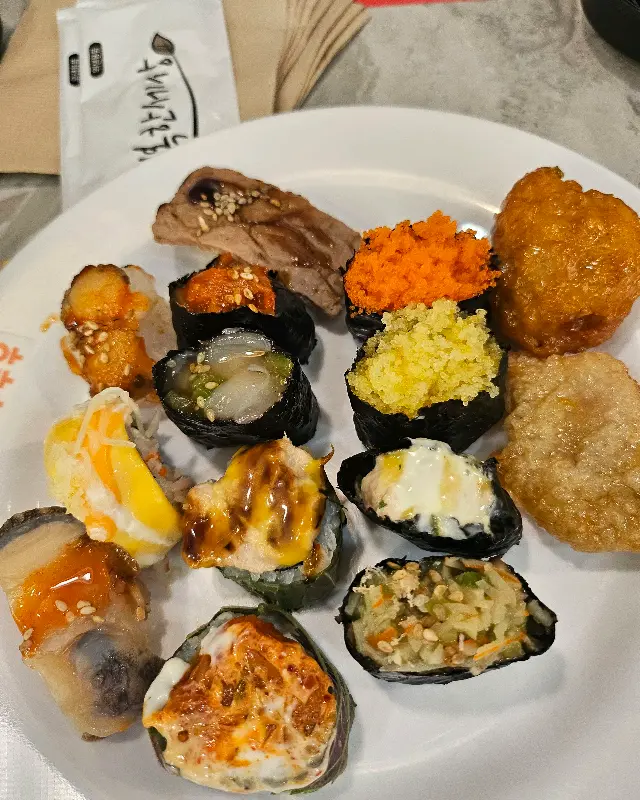 다양한 종류의 군함 초밥