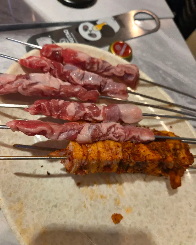 접시에 담긴 먹음직스러운 양꼬치