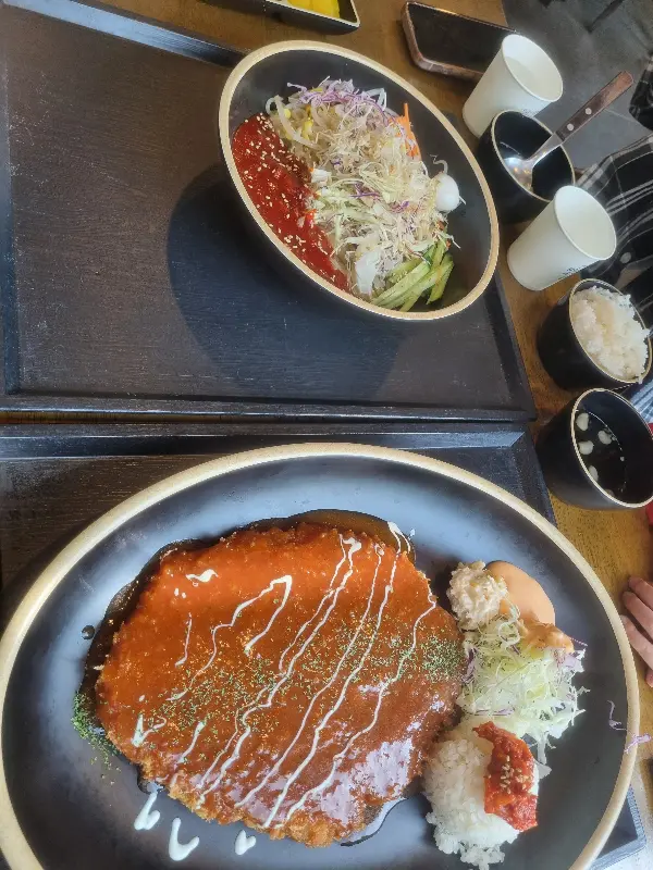 푸짐한 돈까스 한 상 차림