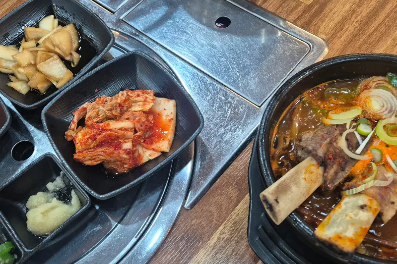 깔끔하게 차려진 테이블과 반찬, 육갈탕의 모습