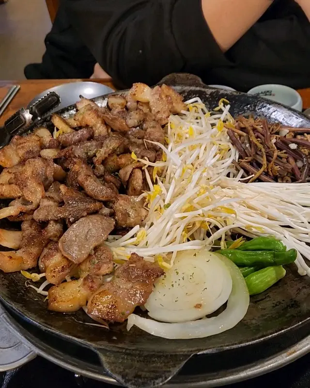 철판 위에 푸짐하게 담겨 나온 꼬들살과 채소들의 모습