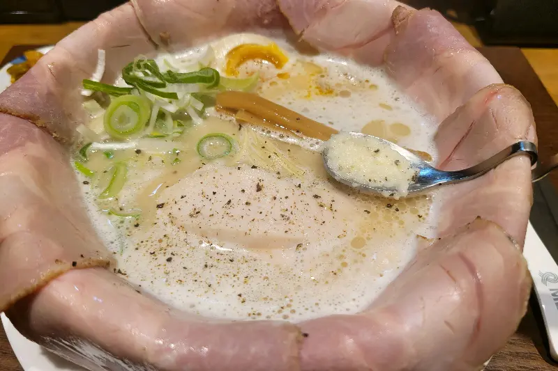 차슈가 꽃처럼 둘러진 라멘
