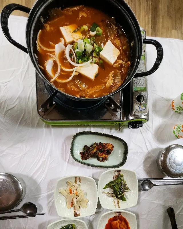 보글보글 끓는 김치찌개