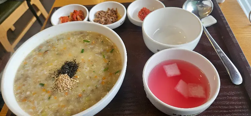 본죽&비빔밥 서천장항점 삼계죽 한 상 차림