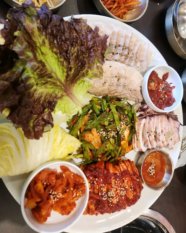 푸짐한 한 상 차림으로 즐거운 식사 시간을