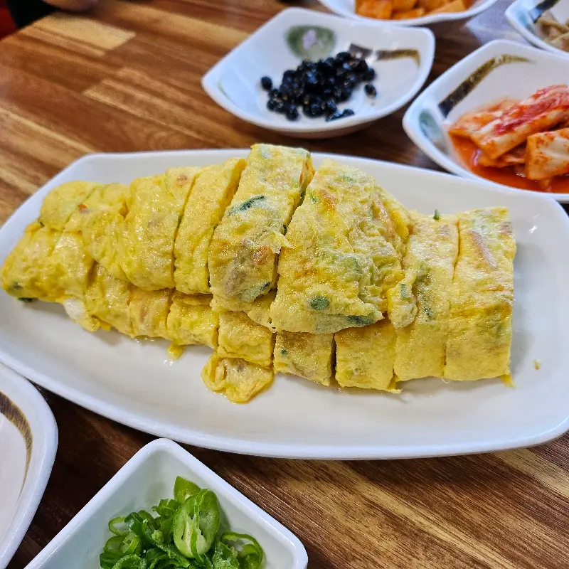 두툼하고 큼지막한 계란말이의 자태