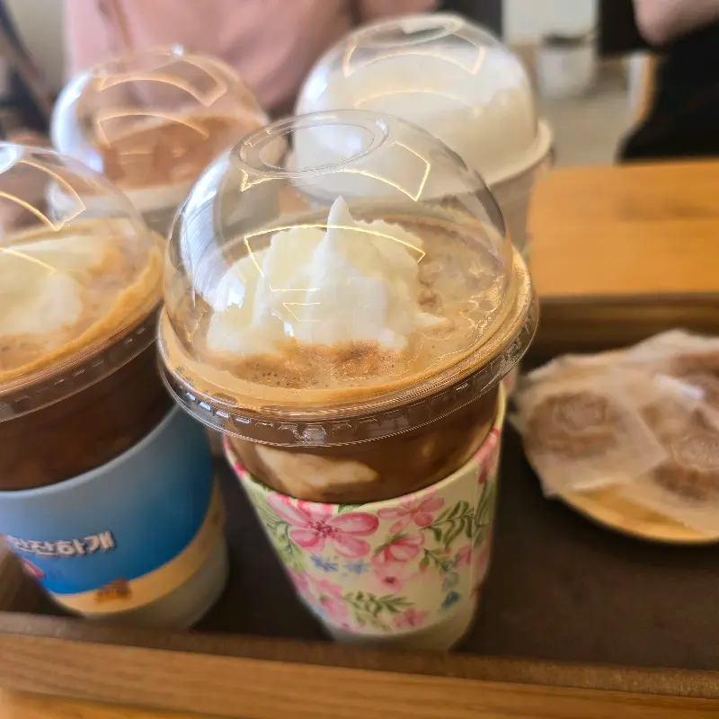 쟁반 위에 놓인 다양한 음료