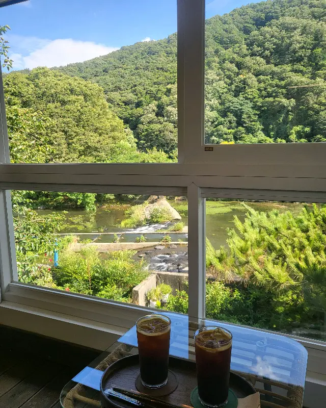 창밖으로 보이는 댐 풍경