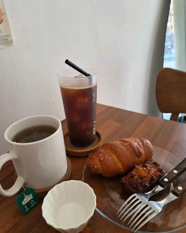 테이블 위에 놓인 커피, 차, 빵, 디저트