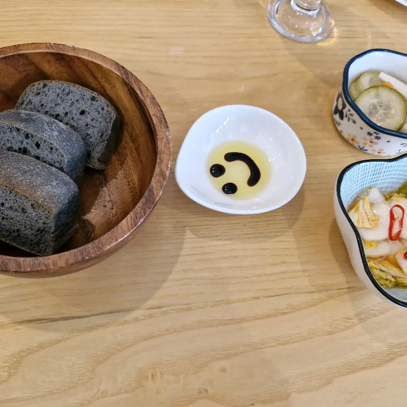 발사믹 오일 스마일 그림이 인상적인 식전빵