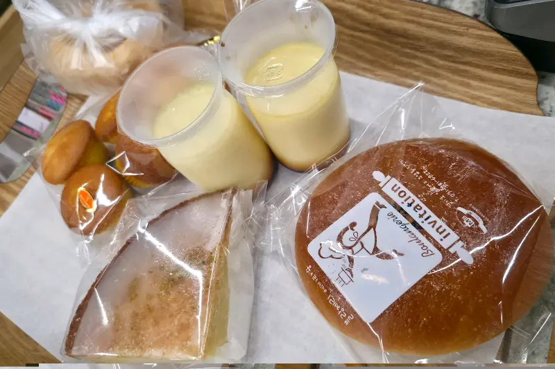 포장된 빵과 푸딩