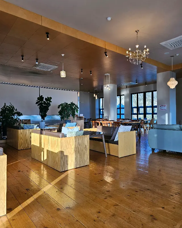 카페 내부 전경