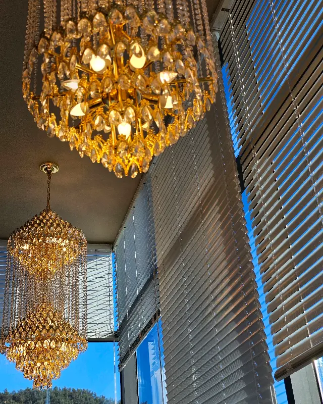 샹들리에와 창밖 풍경