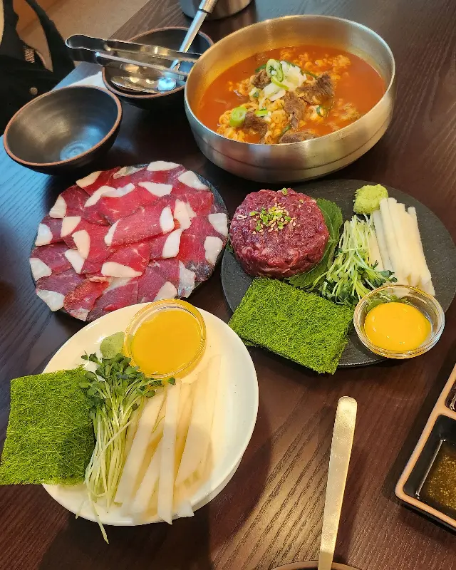 뭉티기 육회 한 상