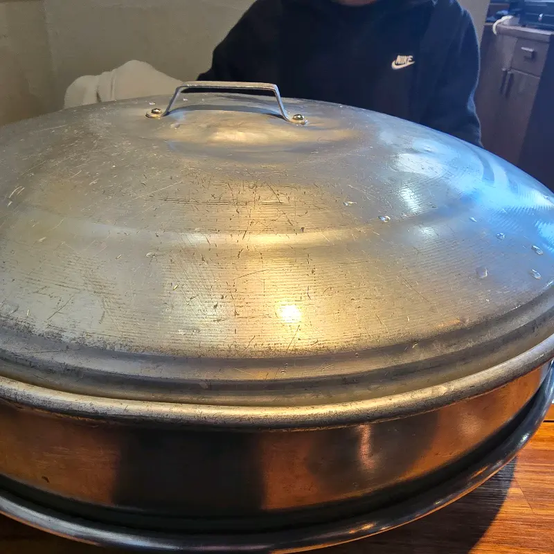 뚜껑이 닫힌 조개전골 냄비