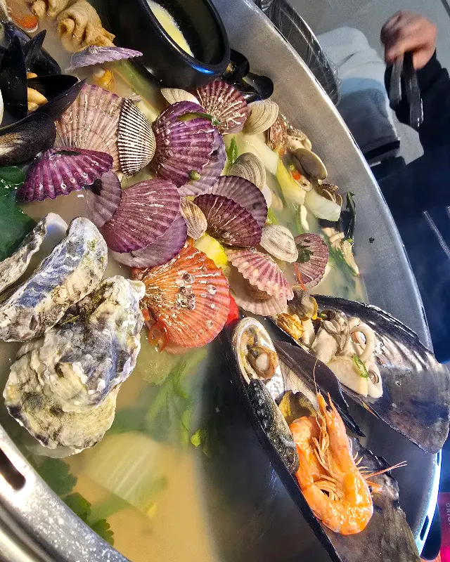 조개와 채소가 푸짐하게 담긴 조개전골의 클로즈업