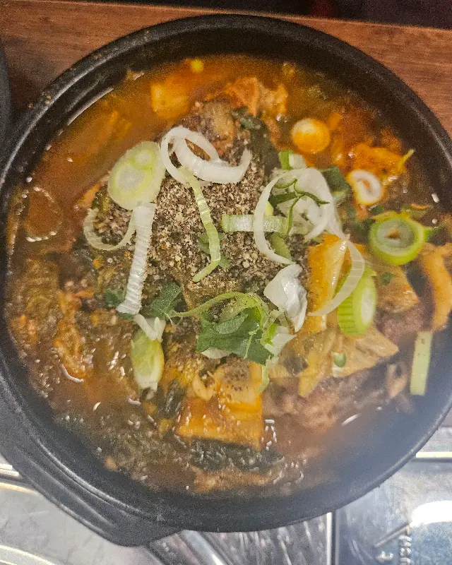 푸짐한 양의 뼈해장국