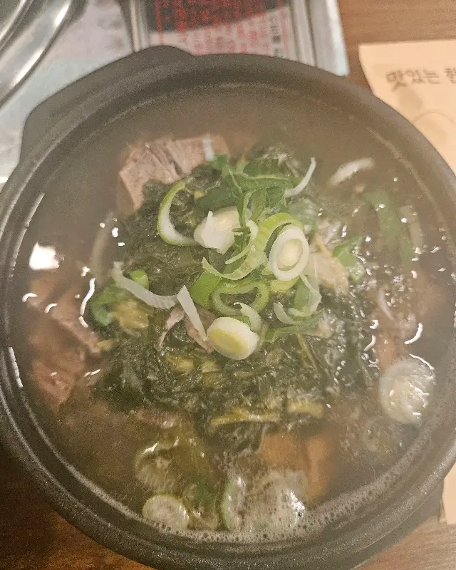 맑은 국물이 인상적인 뼈해장국