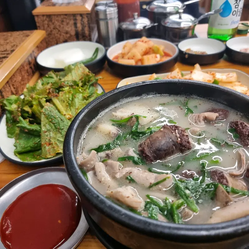 상다리가 휘어지게 차려진 한 상