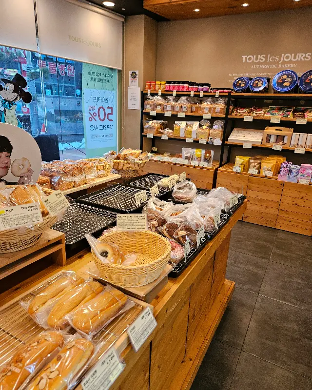 다양한 빵이 진열된 뚜레쥬르 매대