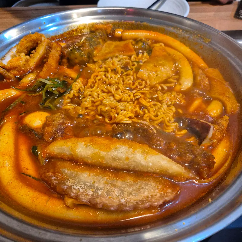 떡, 어묵, 라면 사리 등이 푸짐하게 들어간 떡볶이