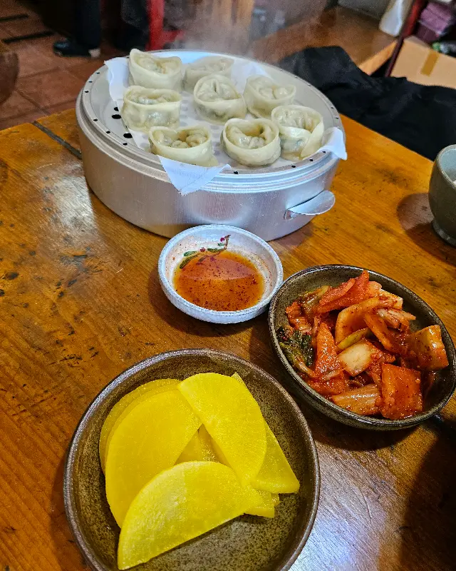 만두와 김치, 단무지