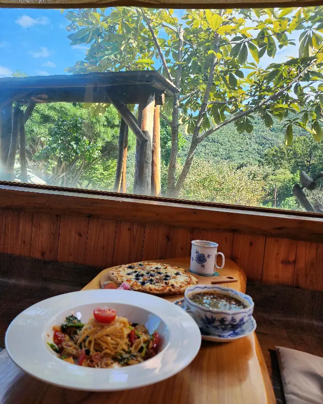 테이블에 놓인 음식 사진