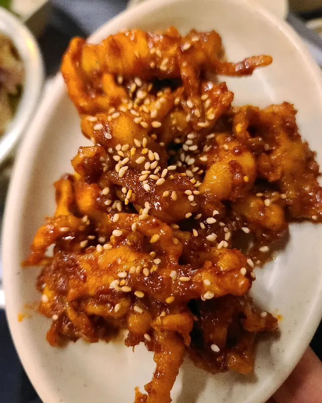 매콤한 양념이 매력적인 닭발