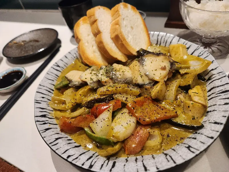 전복과 채소가 어우러진 요리