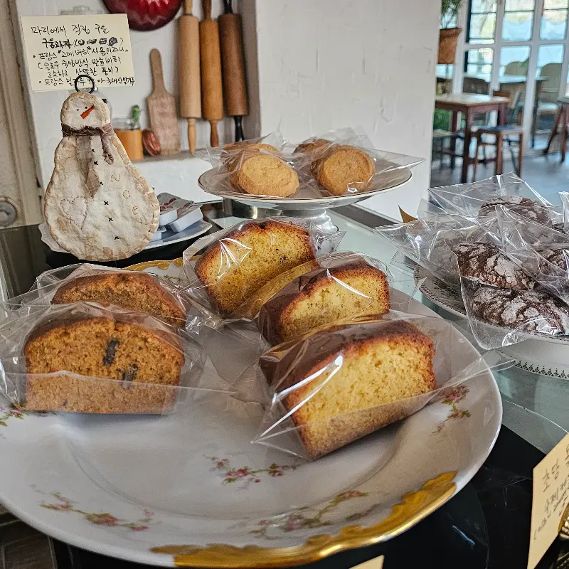 구움과자들이 진열된 모습