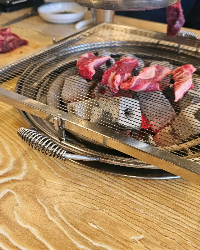 숯불 위에 구워지는 육즙 가득한 소고기