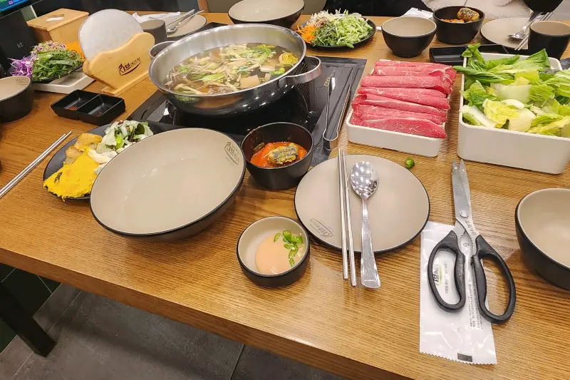샤브샤브 풀세팅 테이블 전경