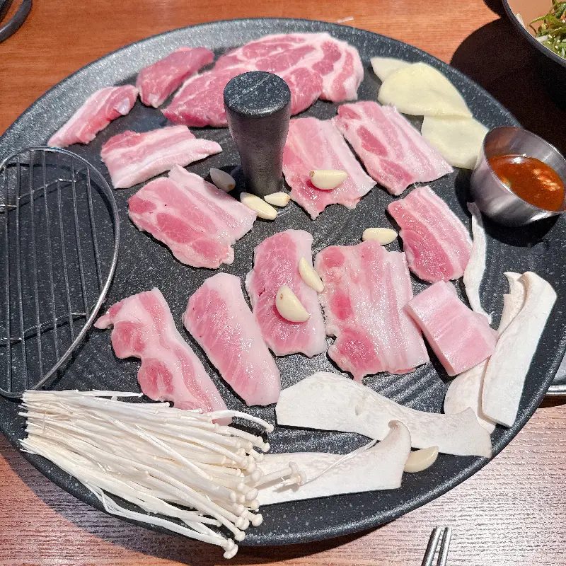 불판 위에 올려진 삼겹살