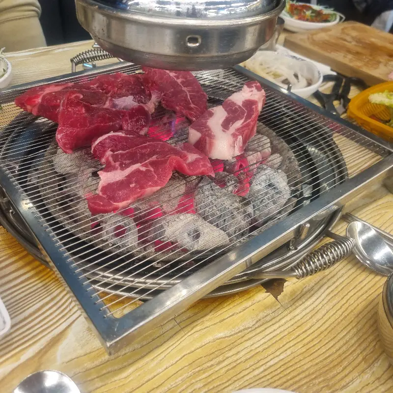 숯불 위에서 노릇노릇 익어가는 소고기