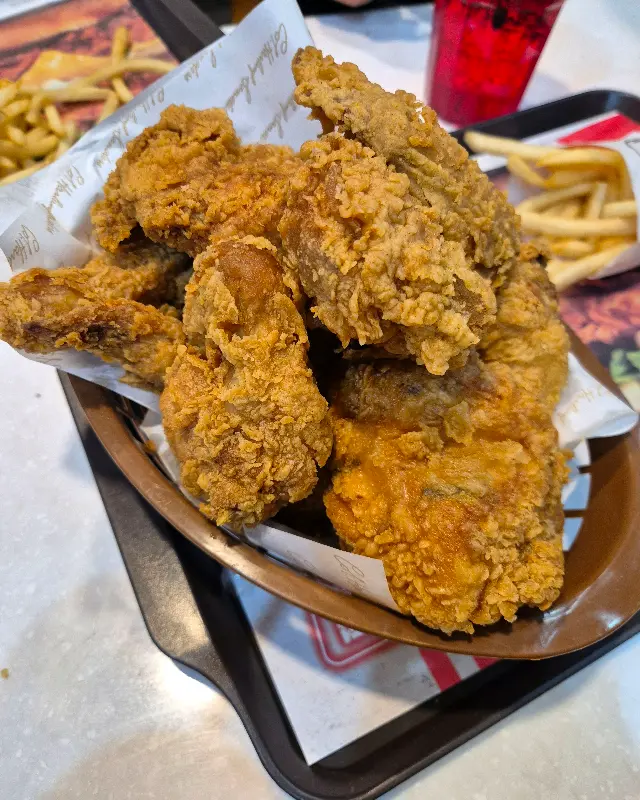 갓 튀겨져 나온 치킨