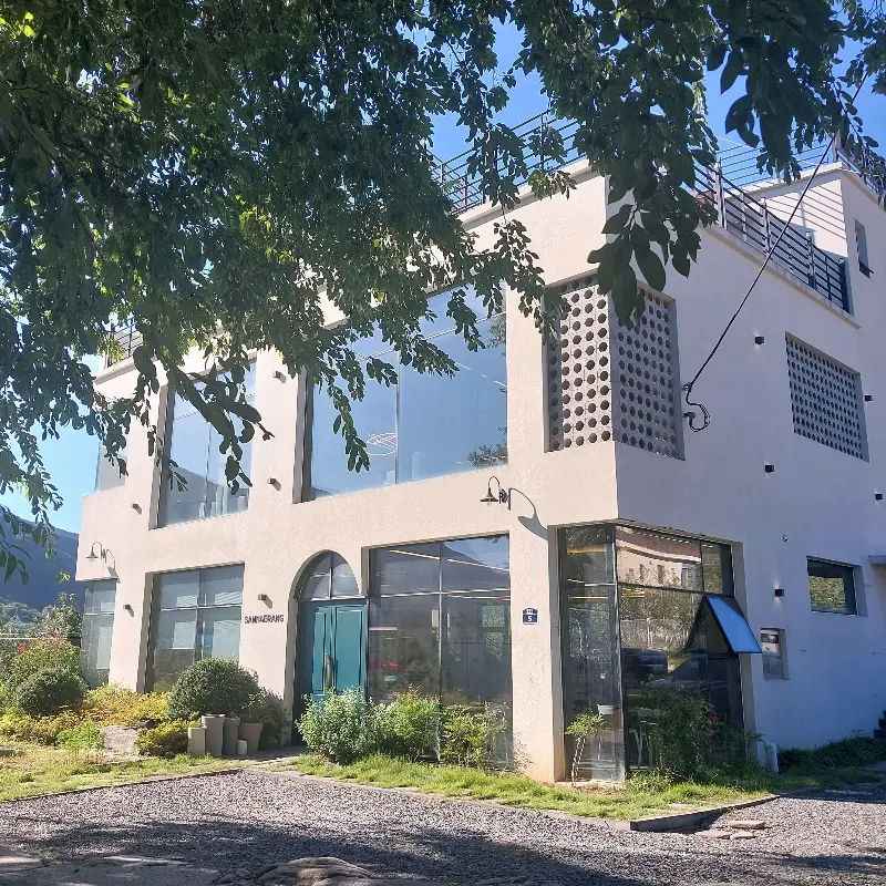 카페 산내랑의 웅장한 외관