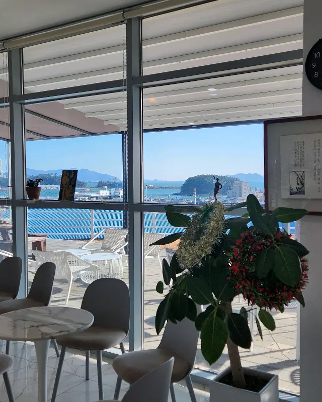 카페 내부 좌석과 테이블