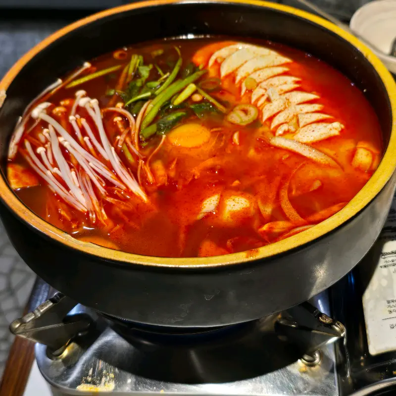 보글보글 끓고 있는 얼큰 순두부찌개