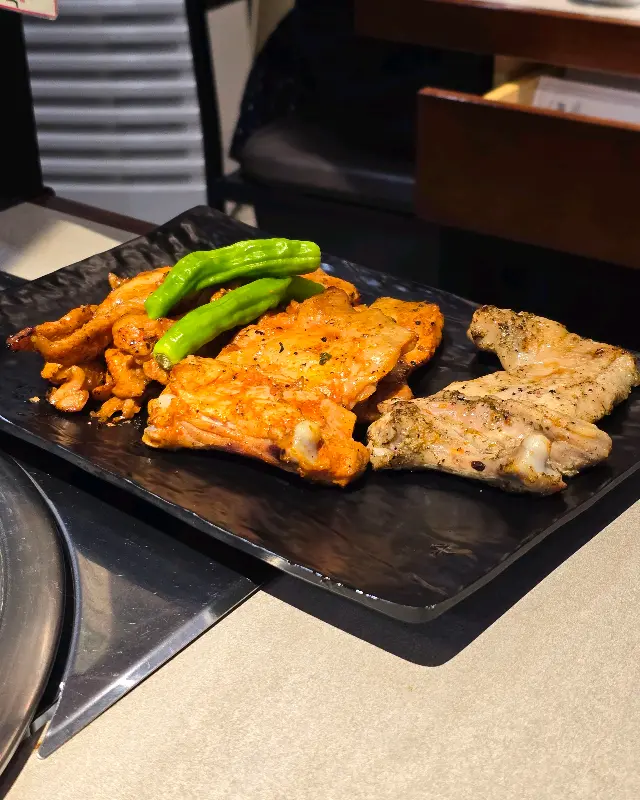 숯불에 구워진 닭갈비와 닭목살