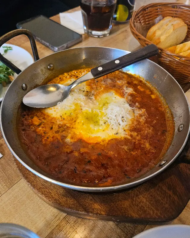 올리브오일에 푹 잠긴 감바스와 바게트 빵