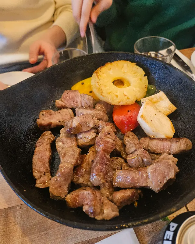 윤기가 자르르 흐르는 이베리코 스테이크와 구운 채소