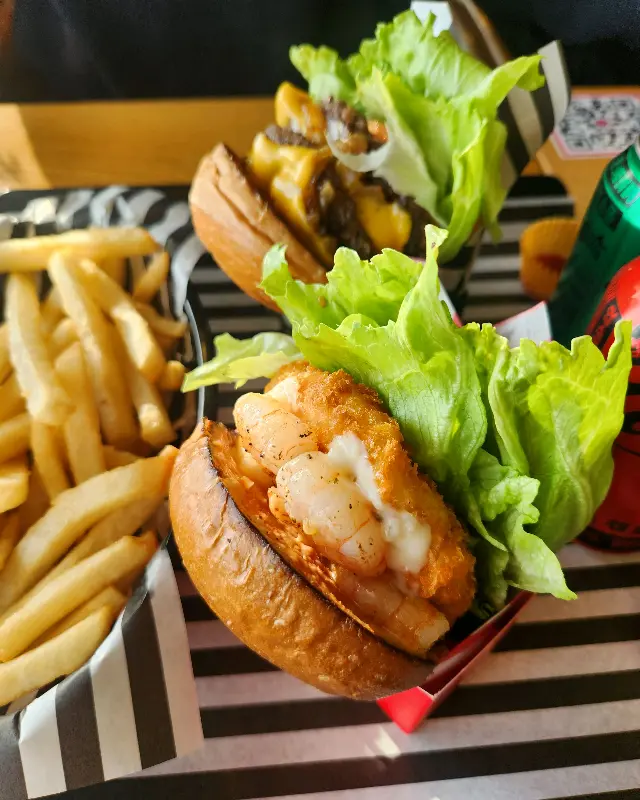 통새우 버거와 베이컨 치즈 버거