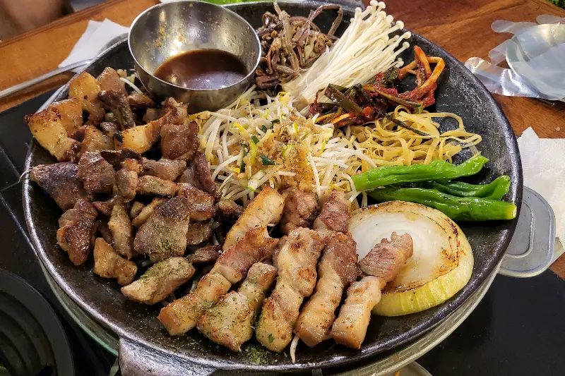 구워져 나온 꼬들살과 보들살, 그리고 다양한 채소들이 한가득 담긴 철판