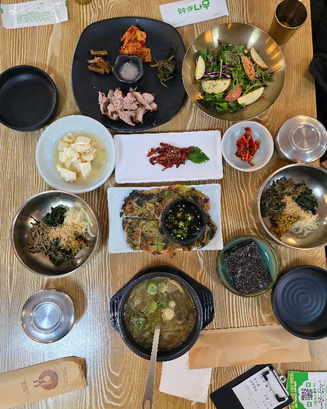 테이블 가득 차려진 자연밥상