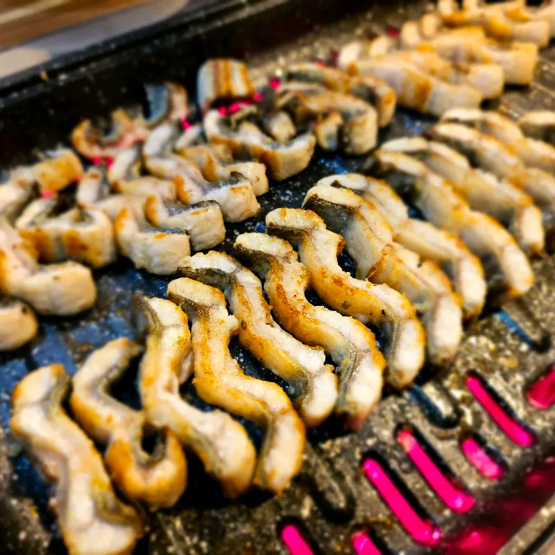 불판 가득 구워진 장어