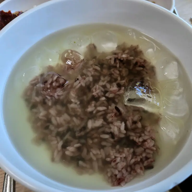 얼음이 동동 뜬 녹차물에 말아진 밥