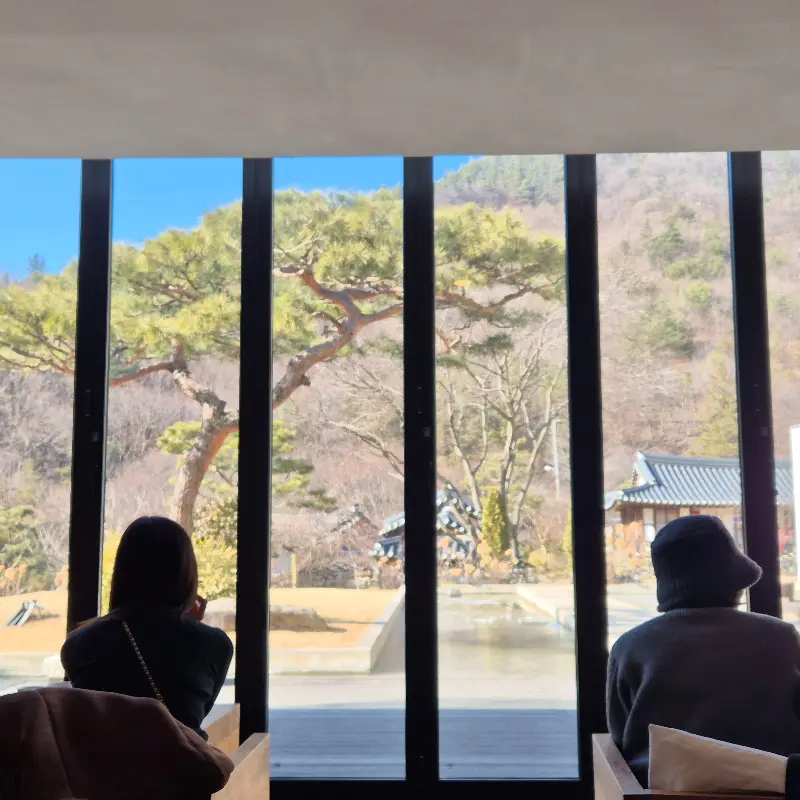 두베카페 통창 뷰