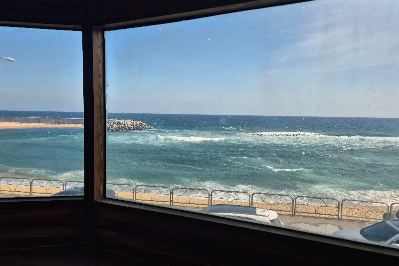 카페 내부에서 바라본 푸른 바다